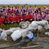 【関東・東北大雨被災者支援】ゴミ拾いボランティアに120人、コカ・コーラ社、岡田武史・元サッカー日本代表監督が参加