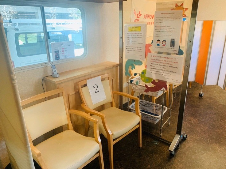 テント内には椅子やパーテーション、空気清浄機などを設置