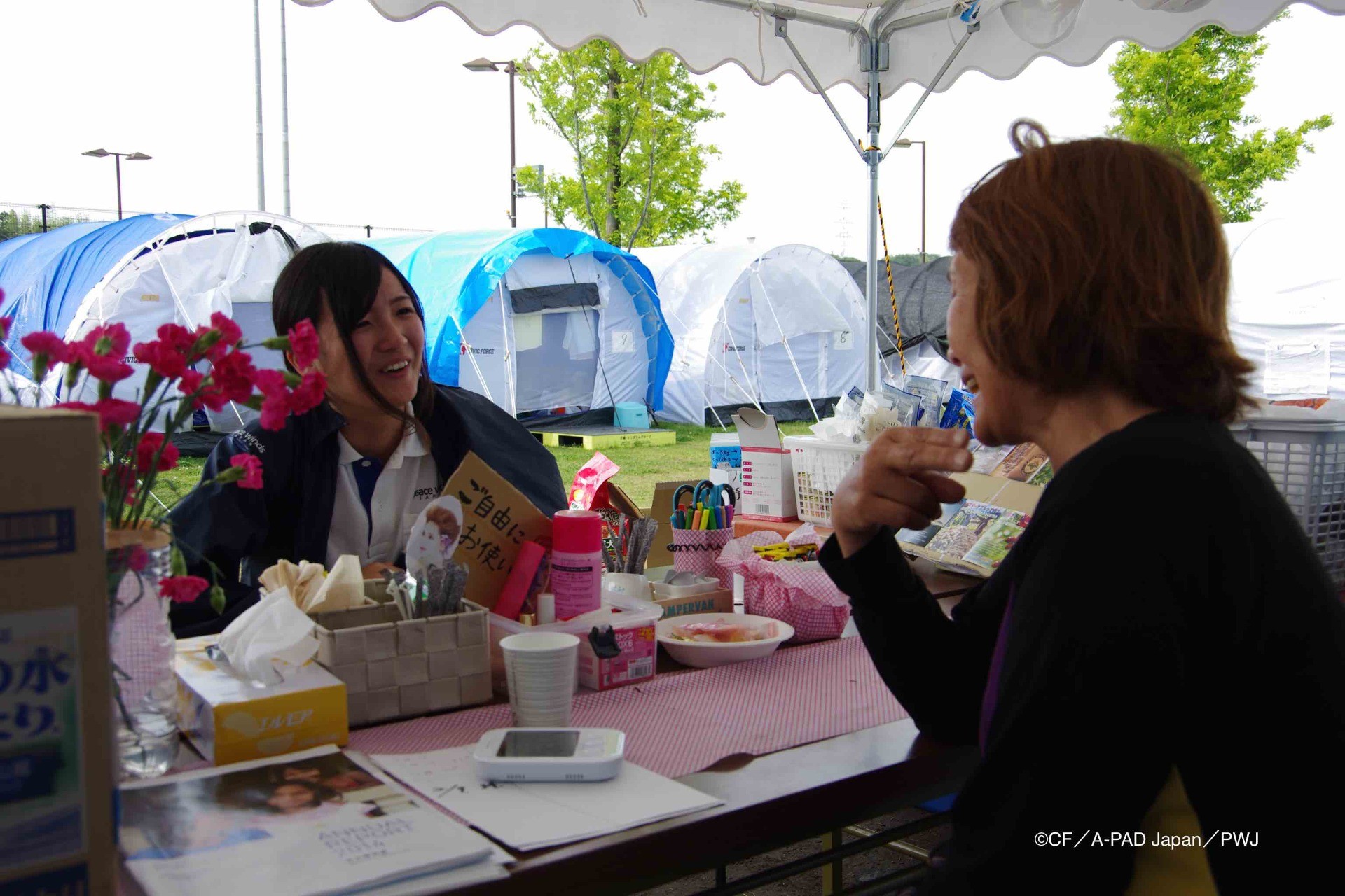 熊本地震の避難所の一角にお茶を飲みながら座って話せるスペースを設置