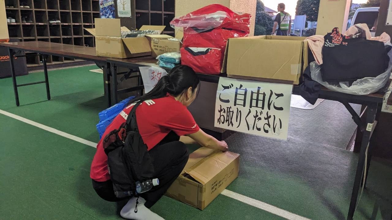 【熊本地震】風呂あがりに新品の一枚を　避難所に衣類や清掃用具をお届け